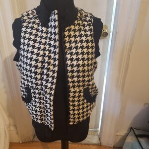 Rouge Houndstooth vest
Zipper and snap closure 
Size medium 
Great Condition!